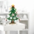 Houten kerstboom met decoratie groen