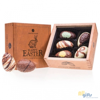 Afbeelding van relatiegeschenk:Egg Elegance Mini - Pasen - Chocolade paaseitjes Houten kistje met gevulde chocolade 