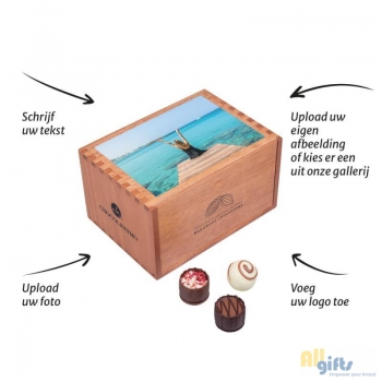Afbeelding van relatiegeschenk:Chocolaterie met sticker - Pralines Pralines in een houten kistje met eigen sticker